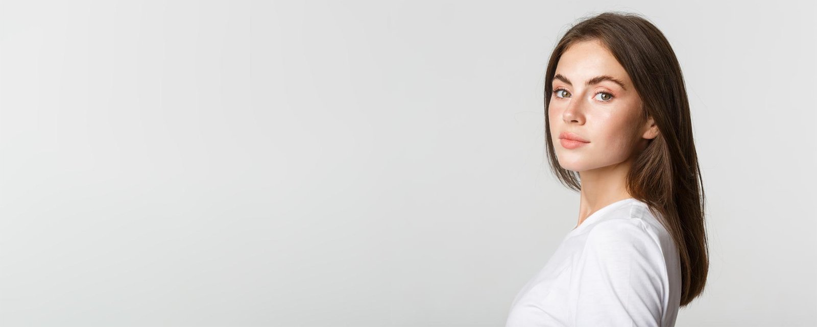 Mujer joven con fondo gris